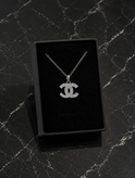 گردنبند استیل طرح برند شنل (chanel) نگیندار